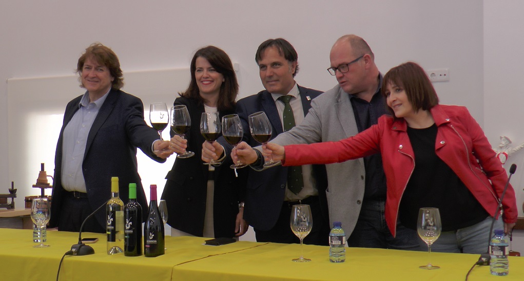 Brindis-de-autoridades-y-organizacion-de-FESTIAL-2025