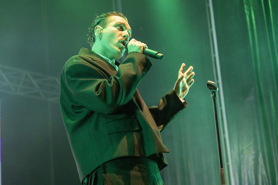 El-cantante-de-Miss-Cafeina-en-un-momento-de-la-actuacion