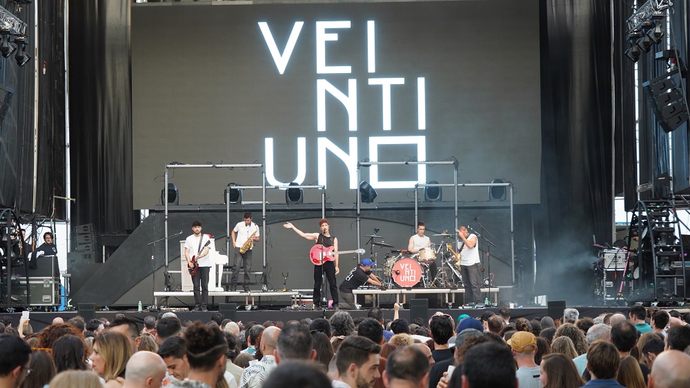 Veintiuno-en-el-escenario-principal-del-Festival-de-los-Sentidos