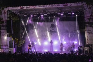 Ultraligera-actuando-en-el-escenario-de-los-vinos-de-La-Mancha