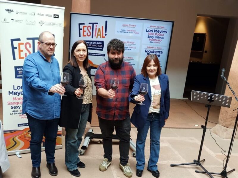 Representantes-de-Festial-y-ayuntamiento-bridan-con-una-copa-de-vino-de-La-Mancha