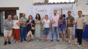 Las bodegas participantes brindan junto a responsables del ayuntamiento y Consejo Regulador